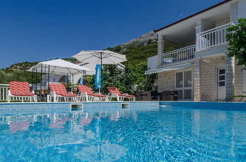 Photo 17 - Holiday Villa Perna with Swimming Pool