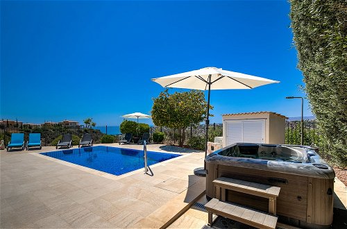 Foto 14 - Stunning 3 bedroom villa 'BZ01' with private pool, stunning views, communal pool and resort facilities, Zephyros Village on Aphrodite Hills Re