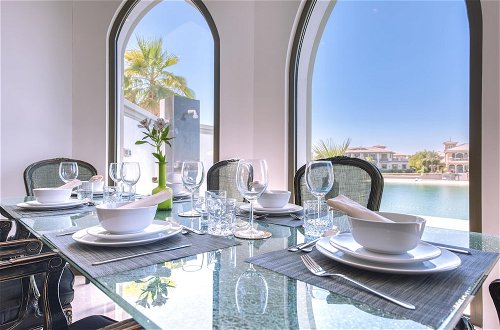 Foto 19 - Maison Privee - Glamourous Beachfront Villa on The Palm w/ Pool
