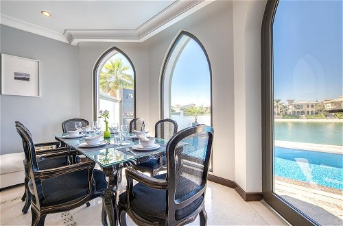 Foto 17 - Maison Privee - Glamourous Beachfront Villa on The Palm w/ Pool
