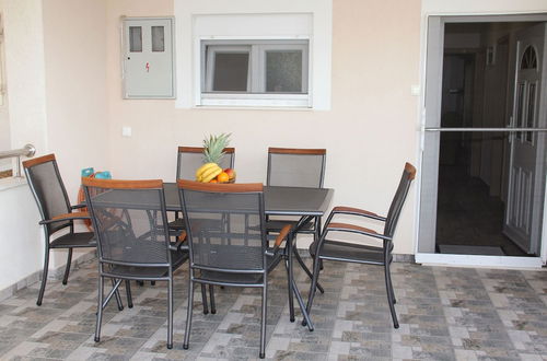 Photo 13 - Charming Apartment in Grebastica With Terrace