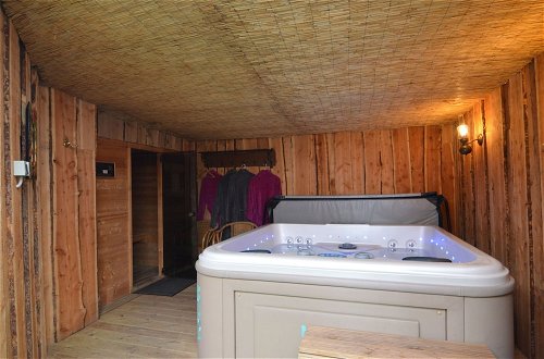 Photo 47 - Luxury Holiday Home with Hot Tub In Noordbeemster
