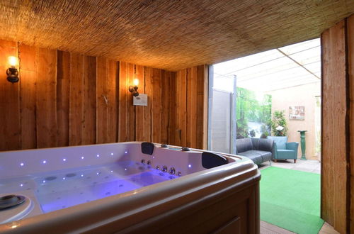 Photo 28 - Luxury Holiday Home with Hot Tub In Noordbeemster