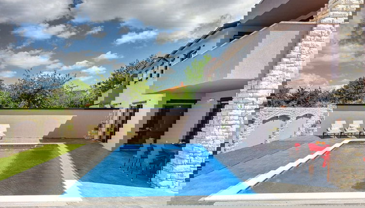 Foto 1 - Villa in Valbandon With Swimming Pool