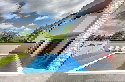 Foto 1 - Villa in Valbandon With Swimming Pool