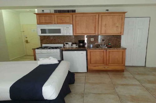 Photo 8 - Hollywood Beach Resort-beautiful Studio Sleeps 4