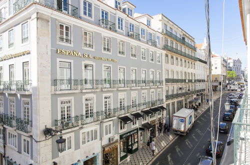 Foto 29 - JOIVY Classic 3BR home w/workspace in Chiado, 2mins from Baixa-Chiado subway