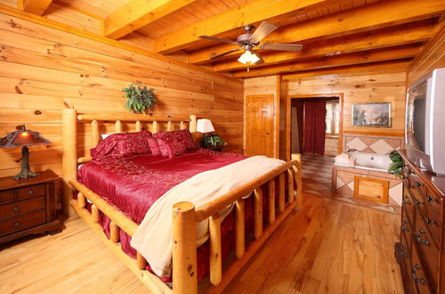 Photo 6 - Smoky Mountain Cinema - Six Bedroom Cabin