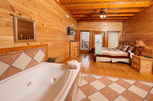 Foto 4 - Smoky Mountain Cinema - Six Bedroom Cabin