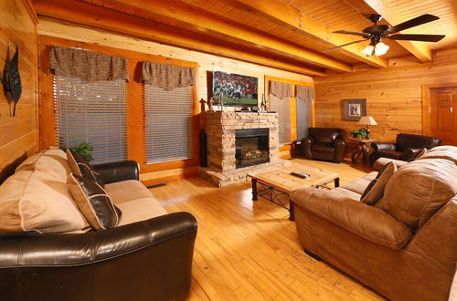 Photo 16 - Smoky Mountain Cinema - Six Bedroom Cabin