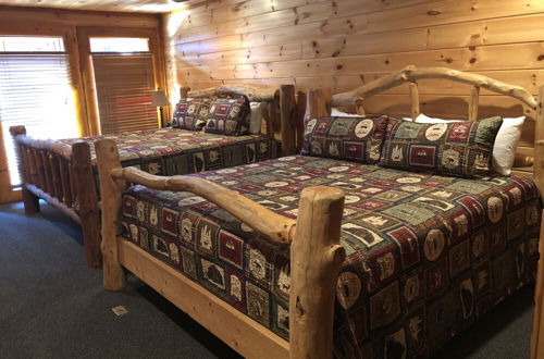 Photo 12 - Smoky Mountain Cinema - Six Bedroom Cabin