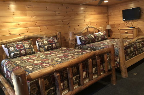 Photo 11 - Smoky Mountain Cinema - Six Bedroom Cabin