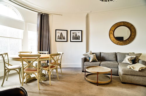 Photo 11 - JOIVY Luxury George Street Apartments: Forth Suite