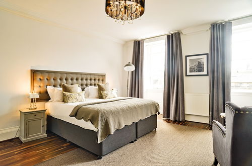 Photo 5 - JOIVY Luxury George Street Apartments: Forth Suite