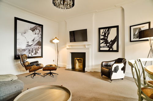 Photo 15 - JOIVY Luxury George Street Apartments: Forth Suite