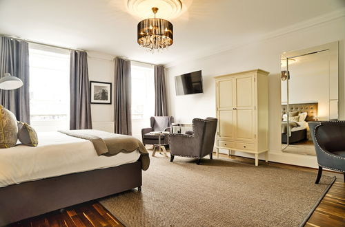 Photo 9 - Luxury George Street Apartments: Forth Suite