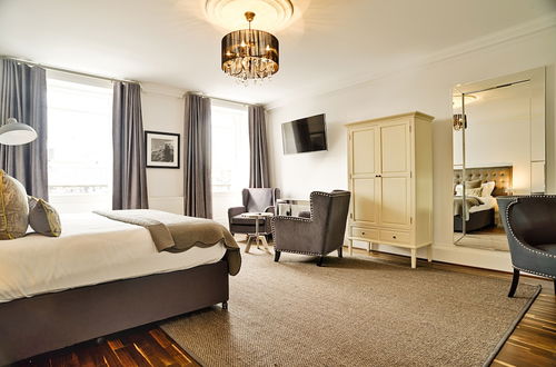 Photo 9 - JOIVY Luxury George Street Apartments: Forth Suite