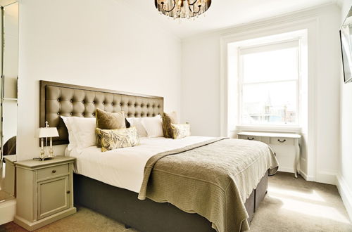 Photo 7 - JOIVY Luxury George Street Apartments: Forth Suite