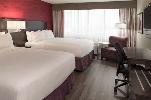 Photo 4 - Holiday Inn Toronto - Int'l Airport, an IHG Hotel