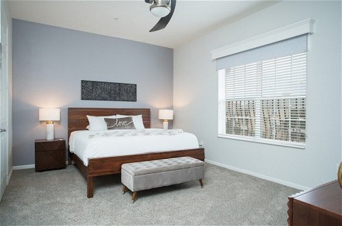 Foto 4 - Penthouse Next To Convention Center & Universal 3 Bedroom Condo by RedAwning