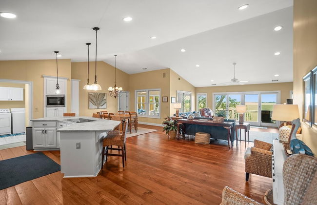 Stunning Marsh & Water Views in This Completely Renovated Three Bedroom Home - Foto 37