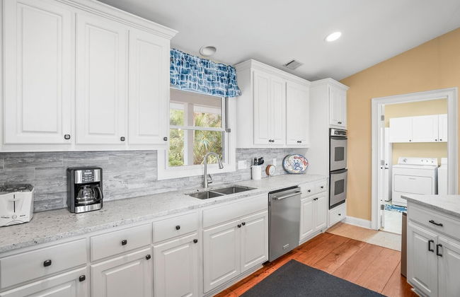 Stunning Marsh & Water Views in This Completely Renovated Three Bedroom Home - Foto 11
