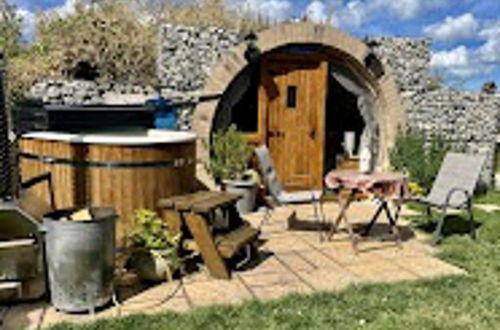 Foto 34 - Romantic Escape Luxury Hobbit House With Hot Tub
