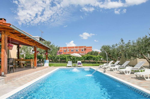 Foto 1 - Lovely Holiday Home in Pakoštane With Swimming Pool