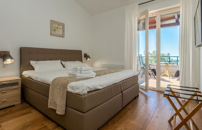 Gorgeous Villa With Private Pool and Covered Terrace & Sea View - Foto 2