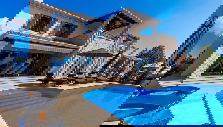 Foto 1 - Gorgeous Villa With Private Pool and Covered Terrace & Sea View