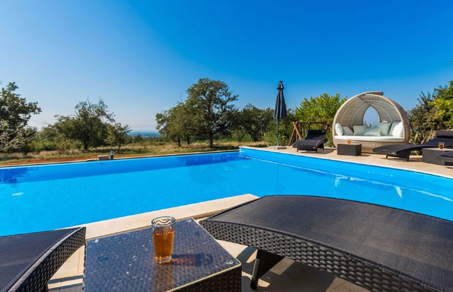 Gorgeous Villa With Private Pool and Covered Terrace & Sea View - Foto 18
