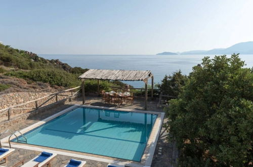 Foto 20 - Beautiful 3-bed Sea Front Villa in Agios Nikolaos