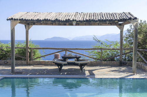 Foto 14 - Beautiful 3-bed Sea Front Villa in Agios Nikolaos