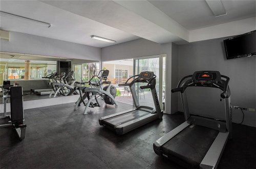 Photo 2 - Exclusive 2 Level 3 BR Penthouse Private Hot Tub Roof Wifi Great Amenities GYM