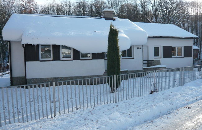 Serene Holiday Home in Mladé Buky with Private Pool and Trampoline - Foto 1