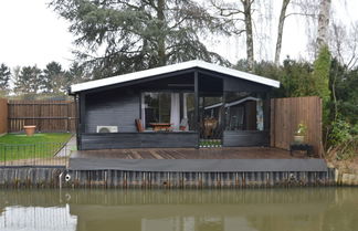 Foto 1 - Modern Chalet in a Small Park With a Fishing Pond