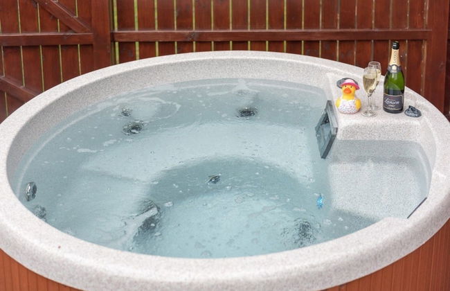 Birch Lodge 13 with Hot Tub - Foto 1