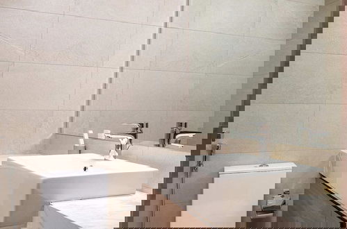 Foto 6 - Spacious 1 Bedroom Near Downtown and Dubai Mall