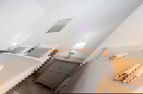 Foto 6 - Double bed Room With Private Bathroom and Balcony