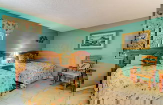 Foto 2 - Dog Friendly Beach Wood Condo, Minutes Away from Atlantic Ocean by RedAwning