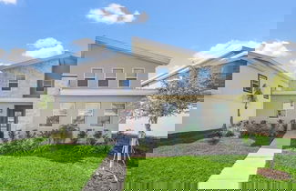 Foto 1 - Luxury 6 Bedroom Gated Resort Villa Clo Villa by RedAwning