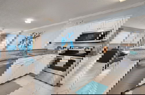 Foto 6 - Emerald Isle 2 Bedroom Condo by RedAwning