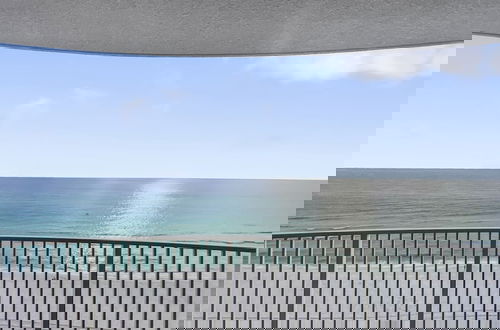 Foto 14 - Emerald Isle 2 Bedroom Condo by RedAwning