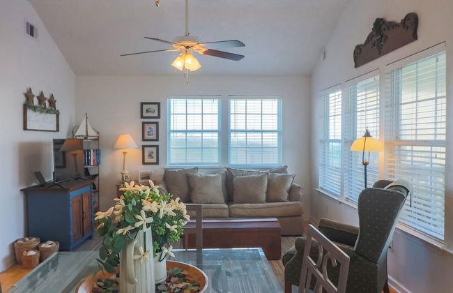 2nd Row Beach Home Ocean Views Old School Vibes - 1 min Walk to Sunny Beach - Photo 3