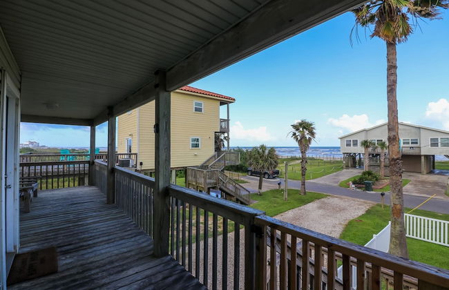 2nd Row Beach Home Ocean Views Old School Vibes - 1 min Walk to Sunny Beach - Photo 59