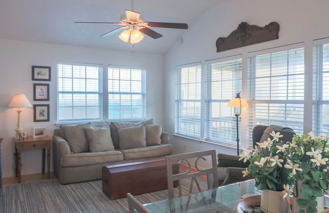 2nd Row Beach Home Ocean Views Old School Vibes - 1 min Walk to Sunny Beach - Photo 14
