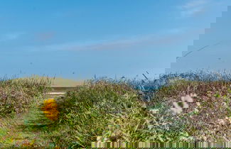 Foto 2 - 2nd Row Beach Home Ocean Views Old School Vibes - 1 min Walk to Sunny Beach