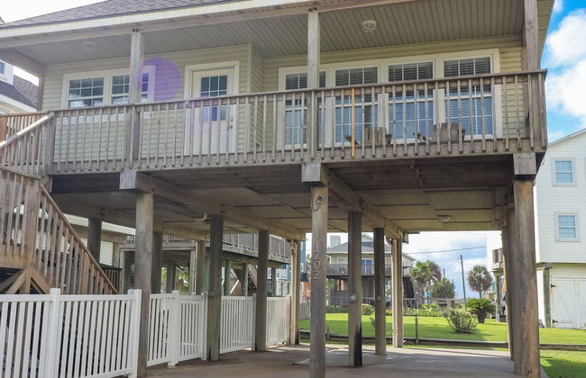 2nd Row Beach Home Ocean Views Old School Vibes - 1 min Walk to Sunny Beach - Photo 30