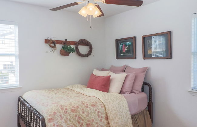 2nd Row Beach Home Ocean Views Old School Vibes - 1 min Walk to Sunny Beach - Photo 8