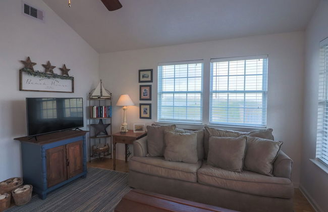 2nd Row Beach Home Ocean Views Old School Vibes - 1 min Walk to Sunny Beach - Photo 45